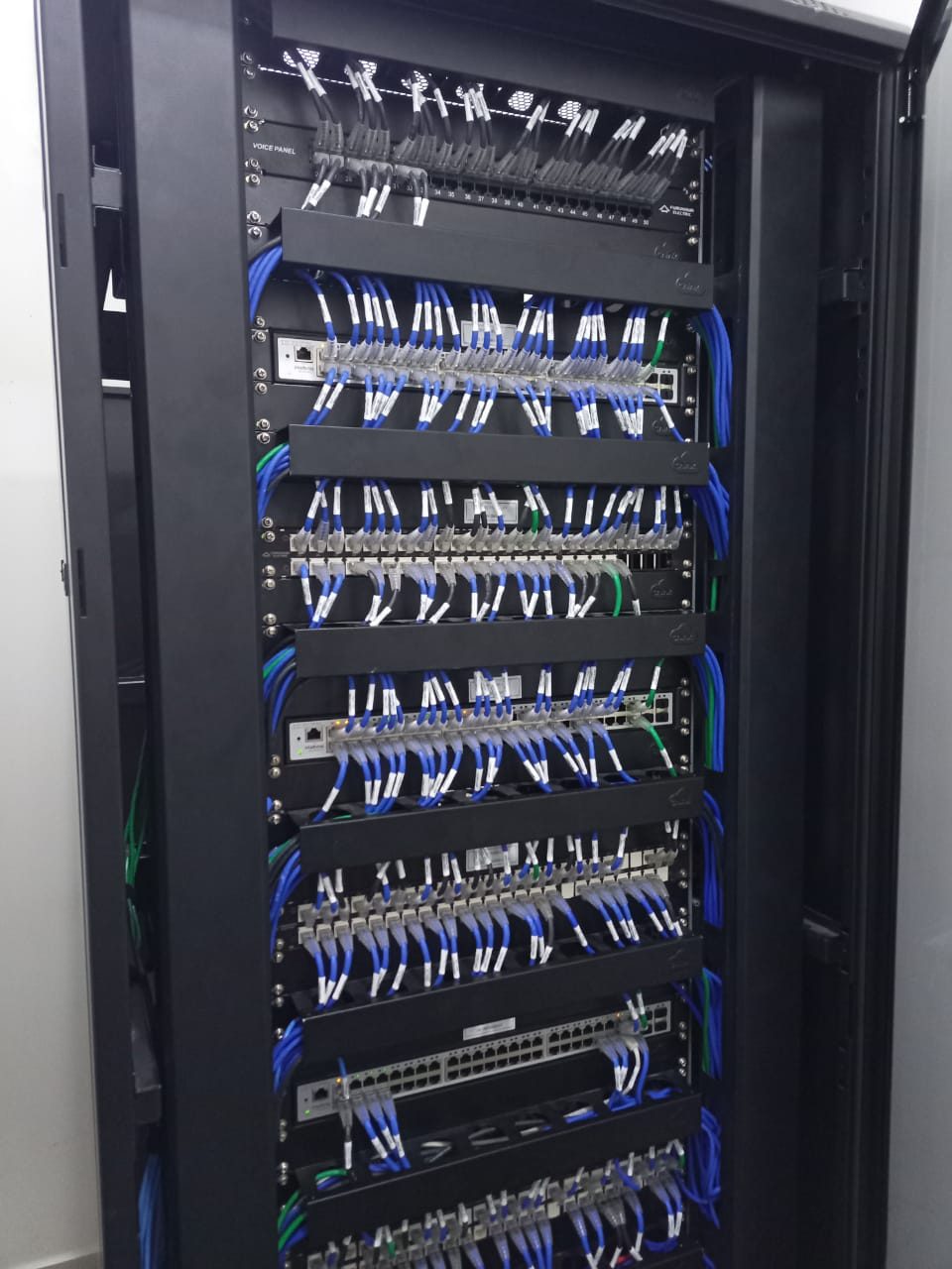 Rack de cabeamento estruturado organizado