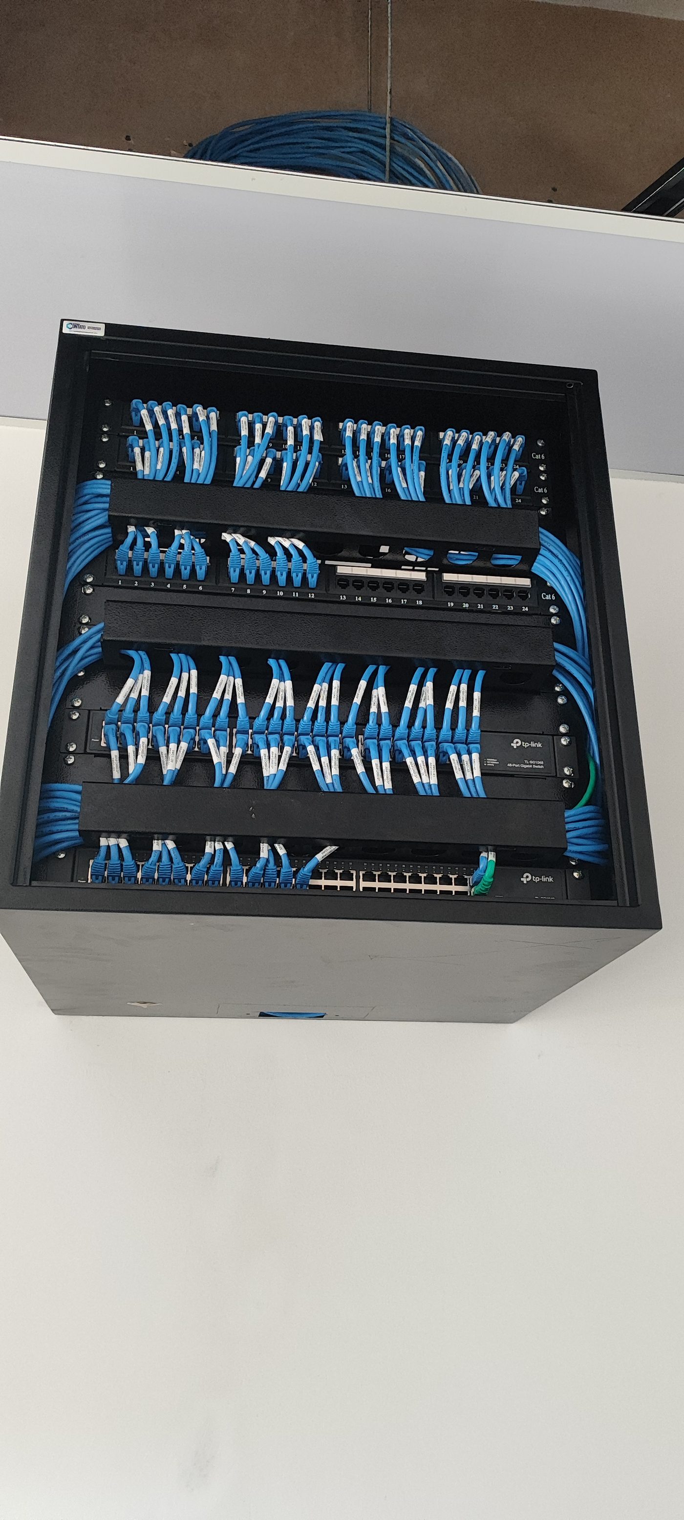 Rack de rede estruturada instalado em instituição de ensino